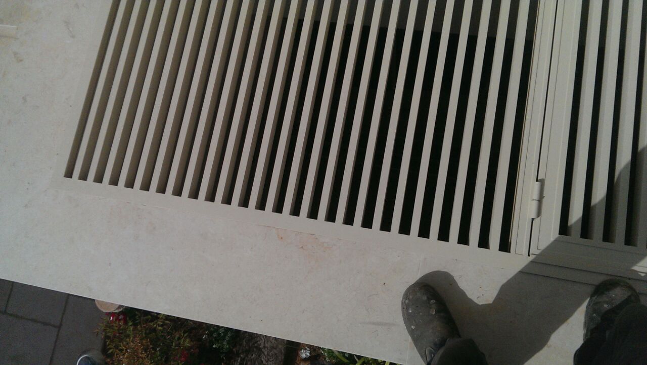 סבכה חצר אנגלית הייטק רווח 20 - צבע 9001