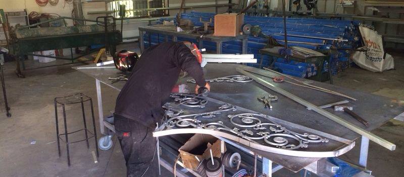 תהליך יצור של יצירת אומנות באלומניום לפי בקשת הלקוח.