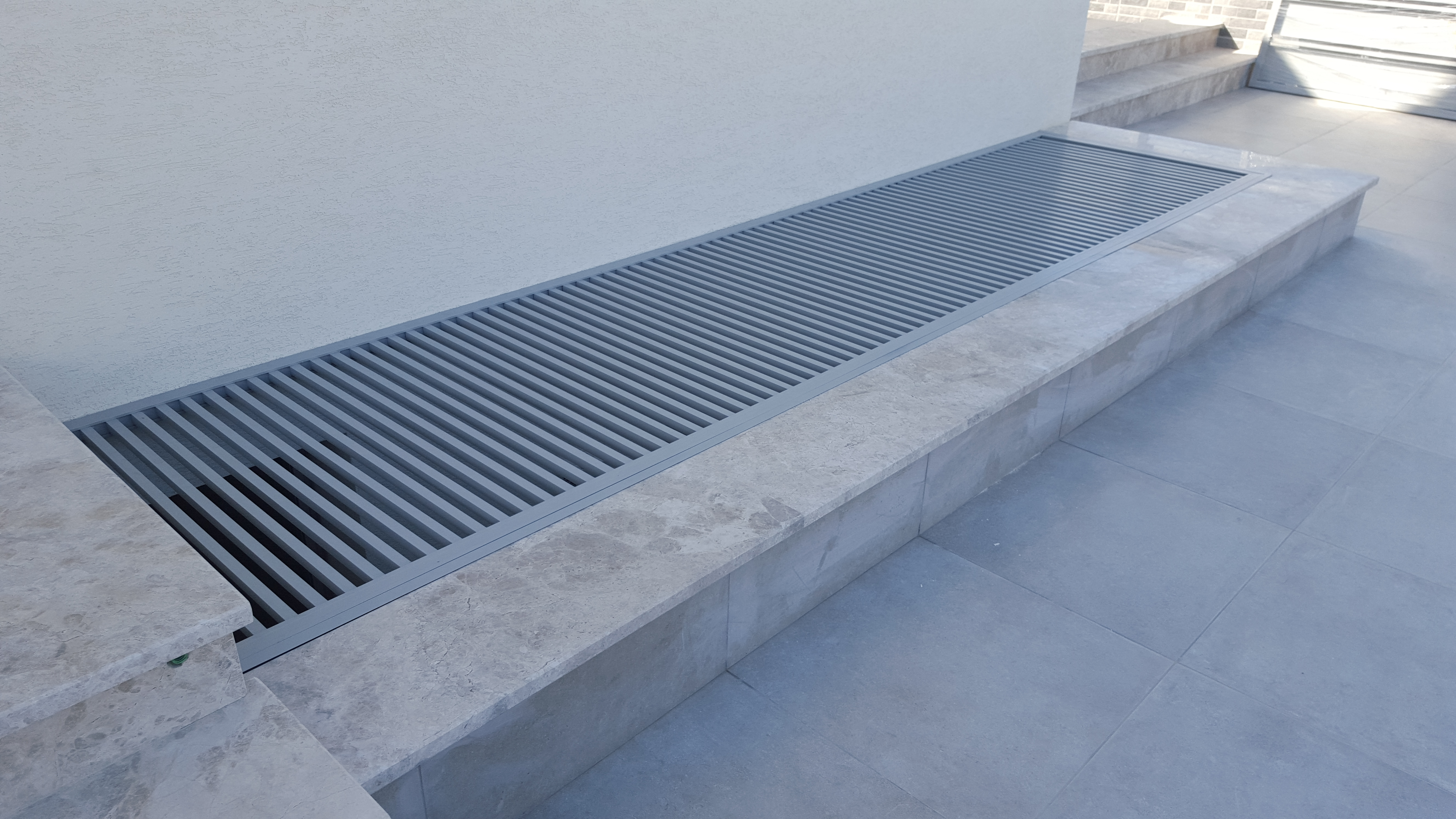 סבכה לחצר אנגלית דגם הייטק - צבע 9006 