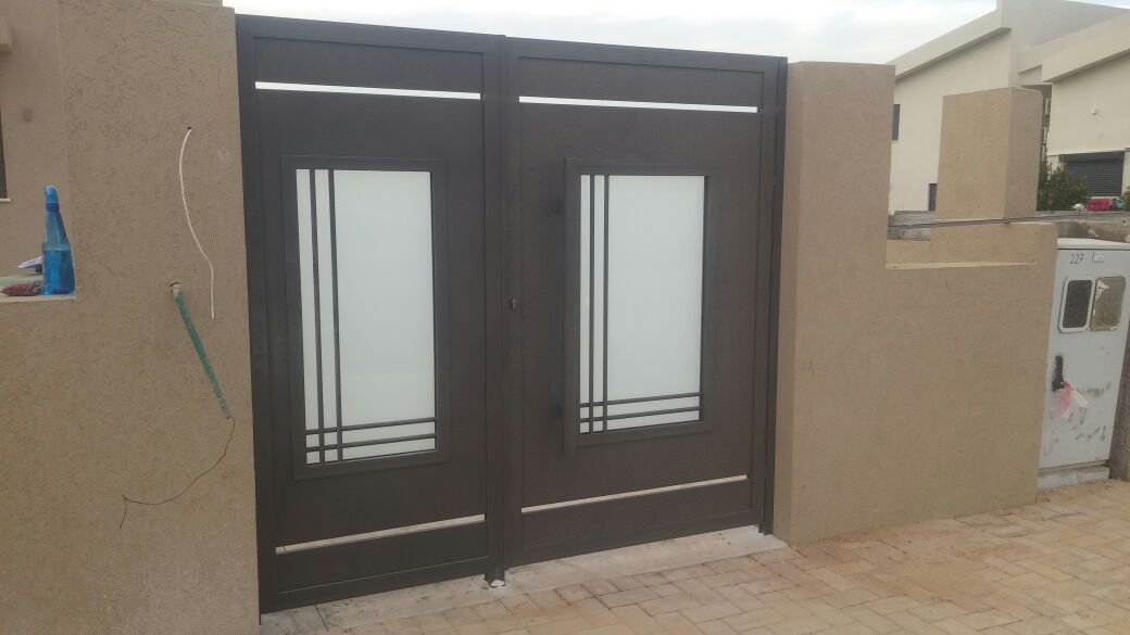 שער דגם אטום משולב דוגמה מצינורות  וזכוכית חלבית - צבע 650