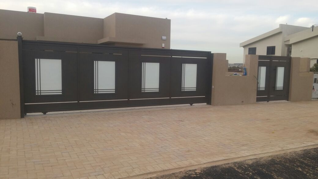 שער דגם אטום משולב דוגמה מצינורות  וזכוכית חלבית - צבע 650