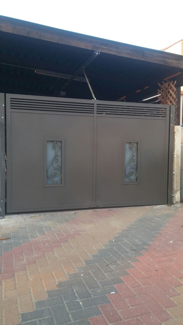 שער דגם אטום משולב עיטורים וזכוכית חלבית - צבע 650