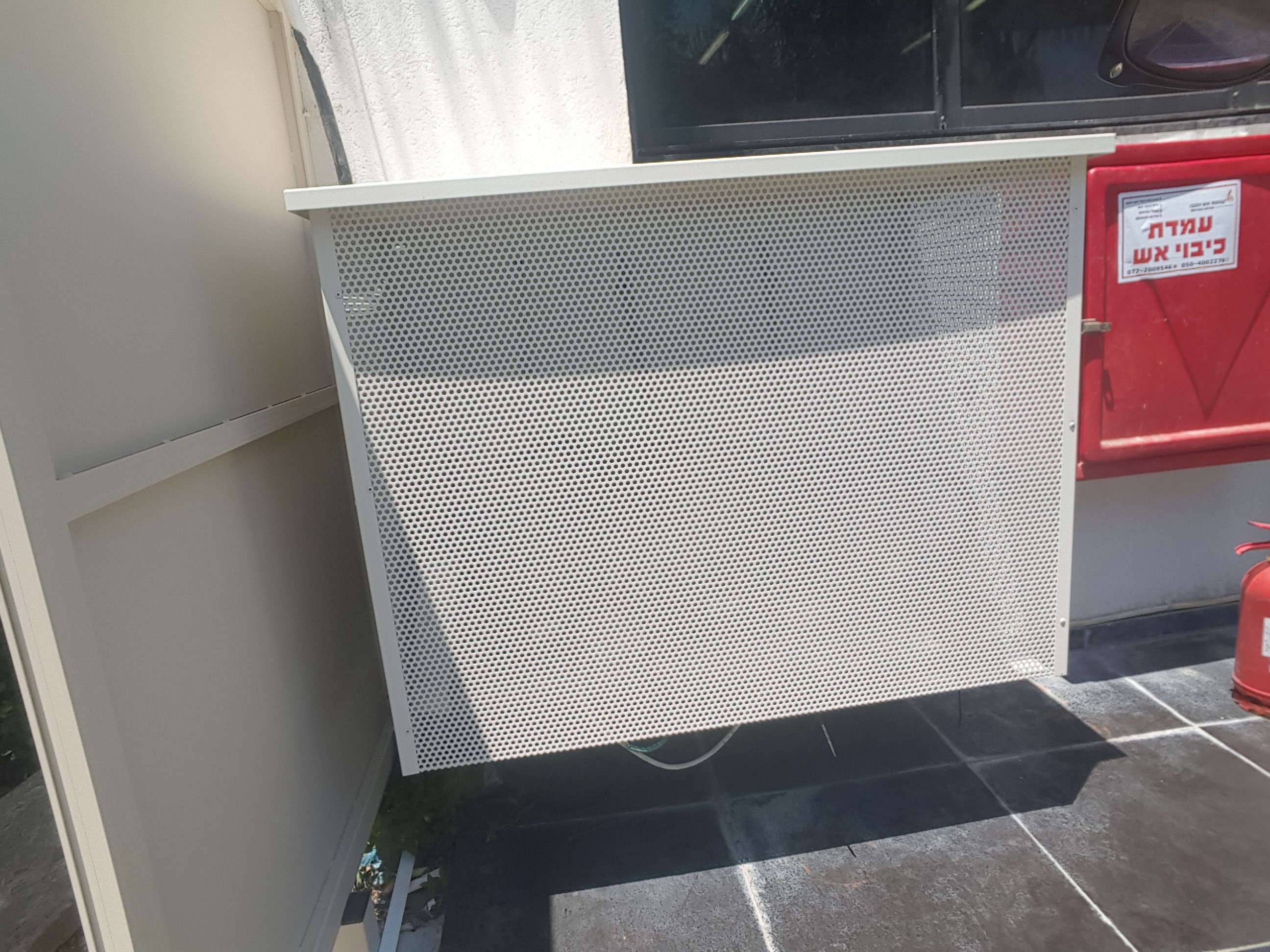 ארון למערכת מנועים מנוקב - צבע 9001