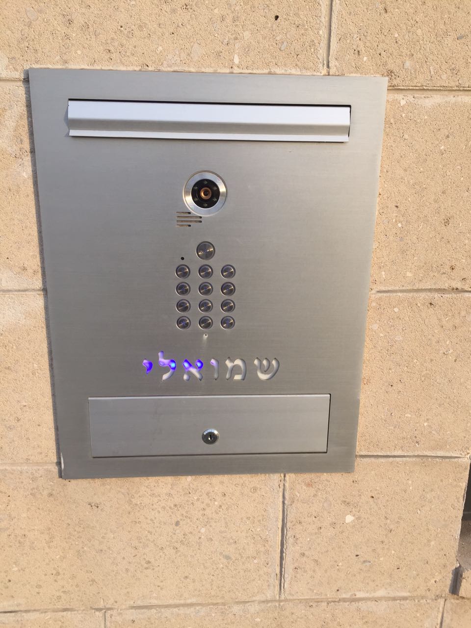 לוח אינטרקום דקורטיביעם חיתוך לייזר,ניתן לשילוב במערכת שערים או בנפרד שקוע בקיר