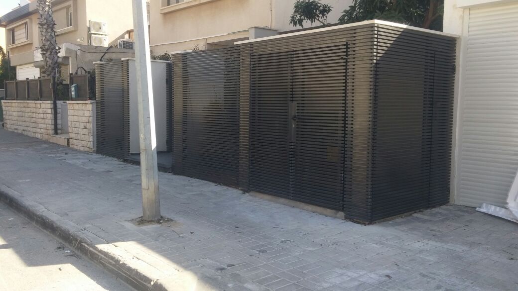 מערכת כניסה גדרות ודלתות לחדר שרות דגם הייטק צף במרווחים של 15 מ''מ - צבע F 600