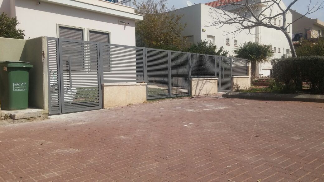 מערכת דלתות כניסה כניסה וגדרות דגם הייטק  במרווחים של 20 מ''מ - צבע 900