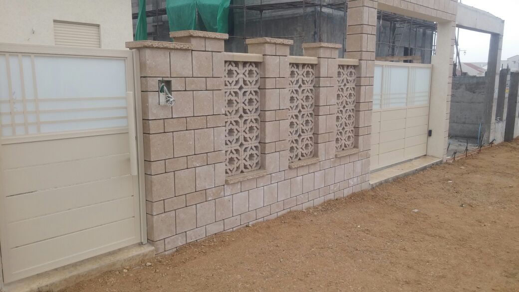 דלת כניסה ושער לרכב נגרר חשמלי משולב זכוכית חלבית ודוגמא - צבע 1013