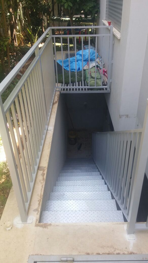 מדרגות ממתכת  אל חלד בשילוב מעקה אלומניום במראה דקורטיבי  צבוע בגוון 9006