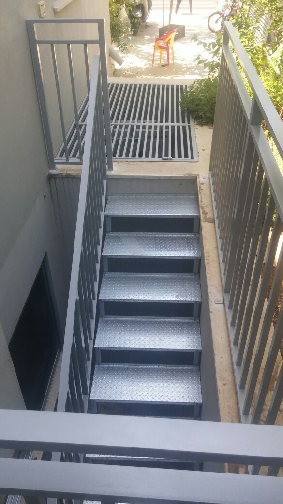 מדרגות ממתכת  אל חלד בשילוב מעקה אלומניום במראה דקורטיבי  צבוע בגוון 9006