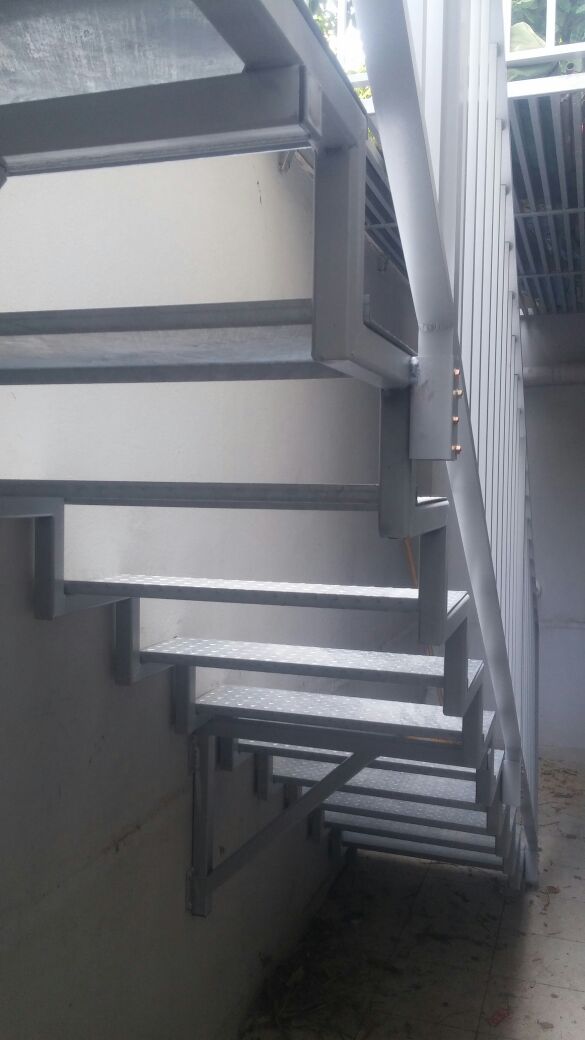 מדרגות ממתכת  אל חלד בשילוב מעקה אלומניום במראה דקורטיבי  צבוע בגוון 9006