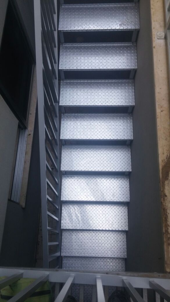 מדרגות ממתכת  אל חלד בשילוב מעקה אלומניום במראה דקורטיבי  צבוע בגוון 9006