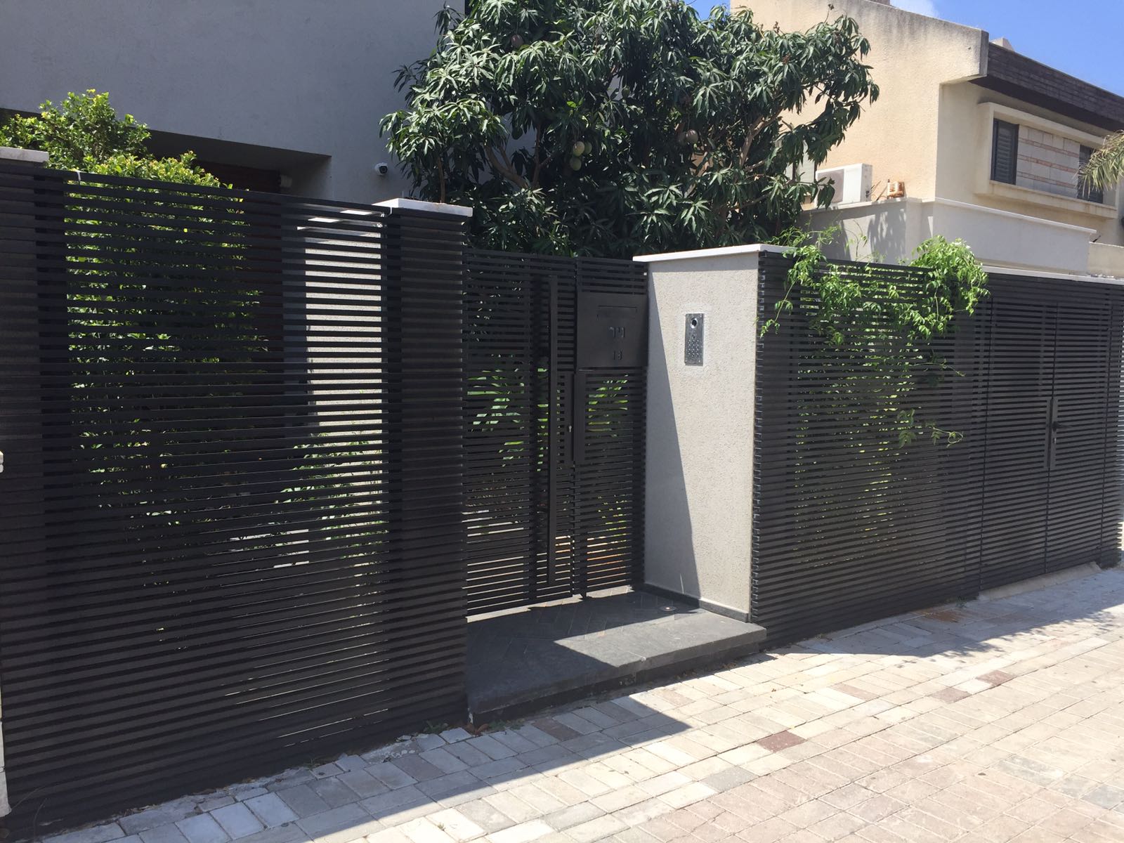 מערכת שערים וגדרות גדם הייטק צף מפרופילים אופקיים 40\20 במרווחים 15 מ''מ בין פרופילים - צבע F600