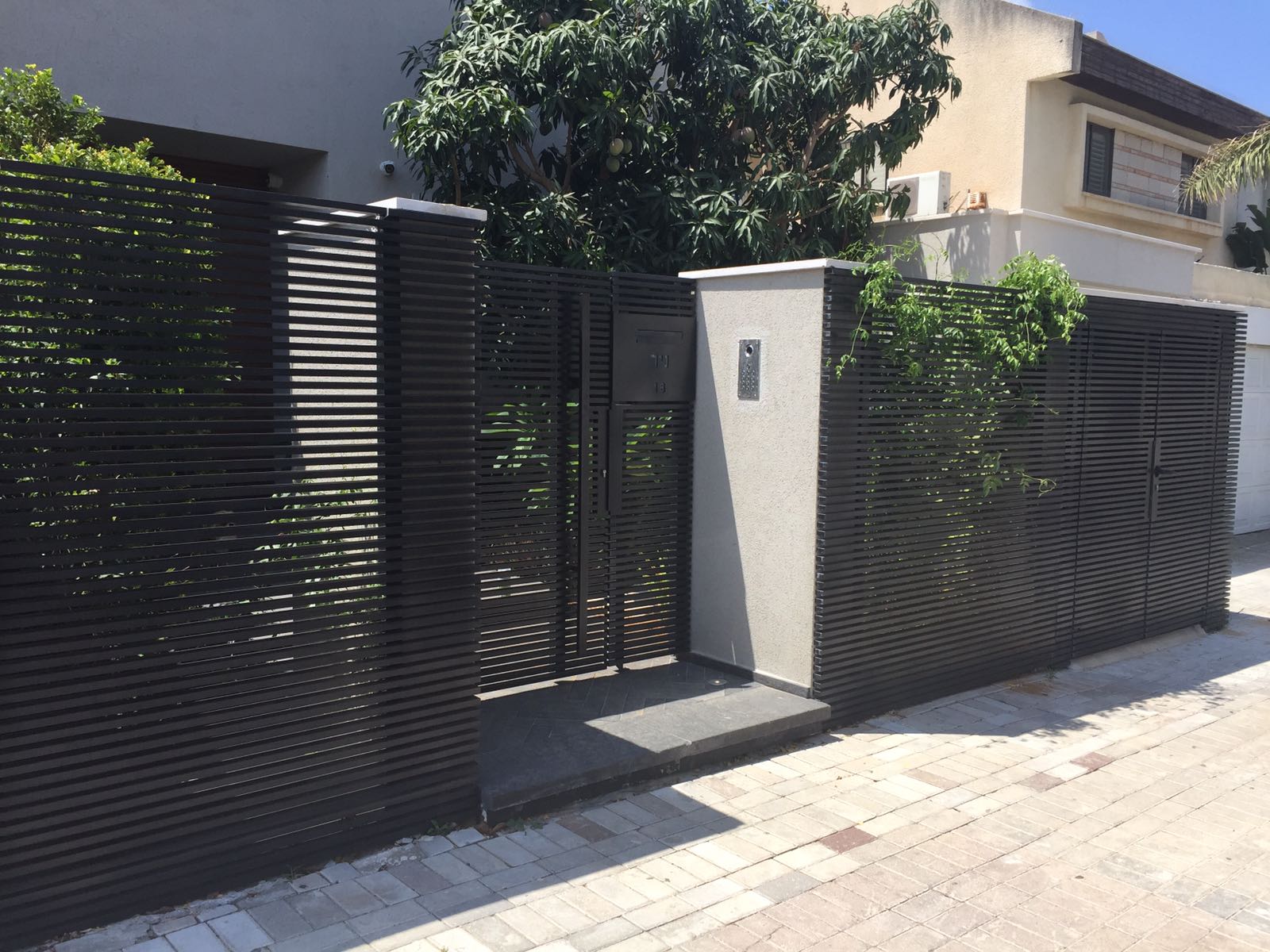 מערכת שערים וגדרות גדם הייטק צף מפרופילים אופקיים 40\20 במרווחים 15 מ''מ בין פרופילים - צבע F600