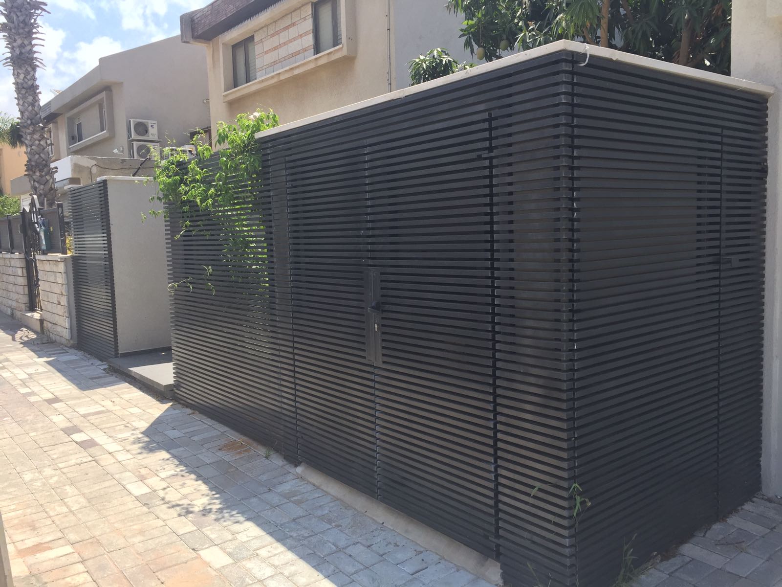 מערכת שערים וגדרות גדם הייטק צף מפרופילים אופקיים 40\20 במרווחים 15 מ''מ בין פרופילים - צבע F600