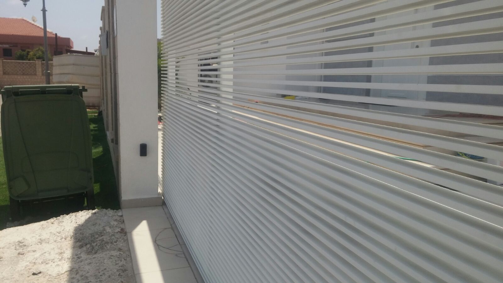 גדם הייטק צף פרימיום מפרופילים אופקיים 40\10 במרווחים 15 מ''מ בין פרופילים - צבע לבן 9016