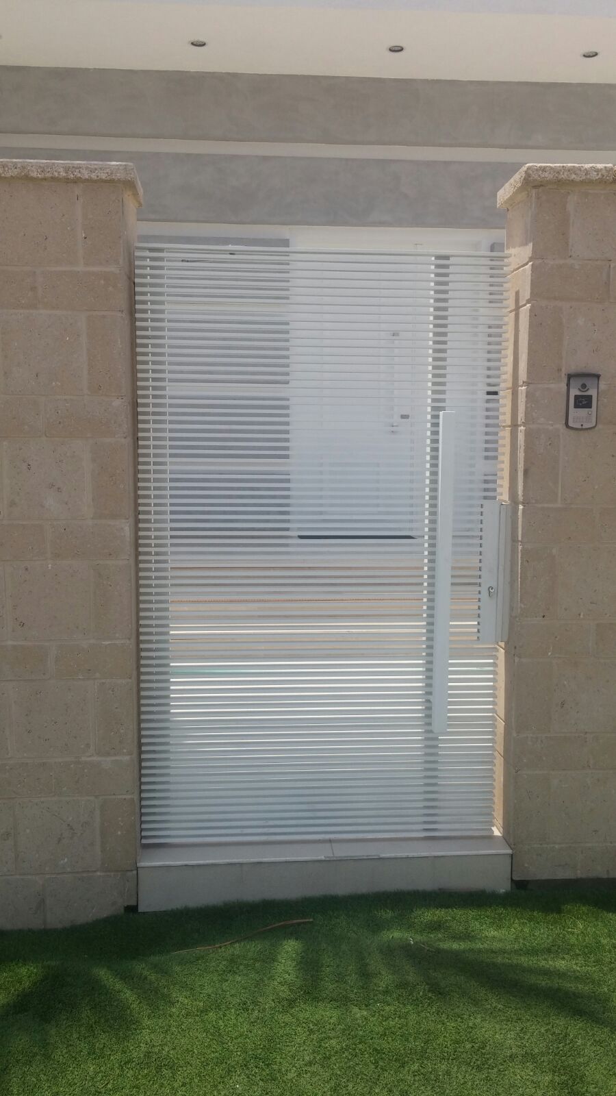 גדם הייטק צף פרימיום מפרופילים אופקיים 40\10 במרווחים 15 מ''מ בין פרופילים - צבע לבן 9016