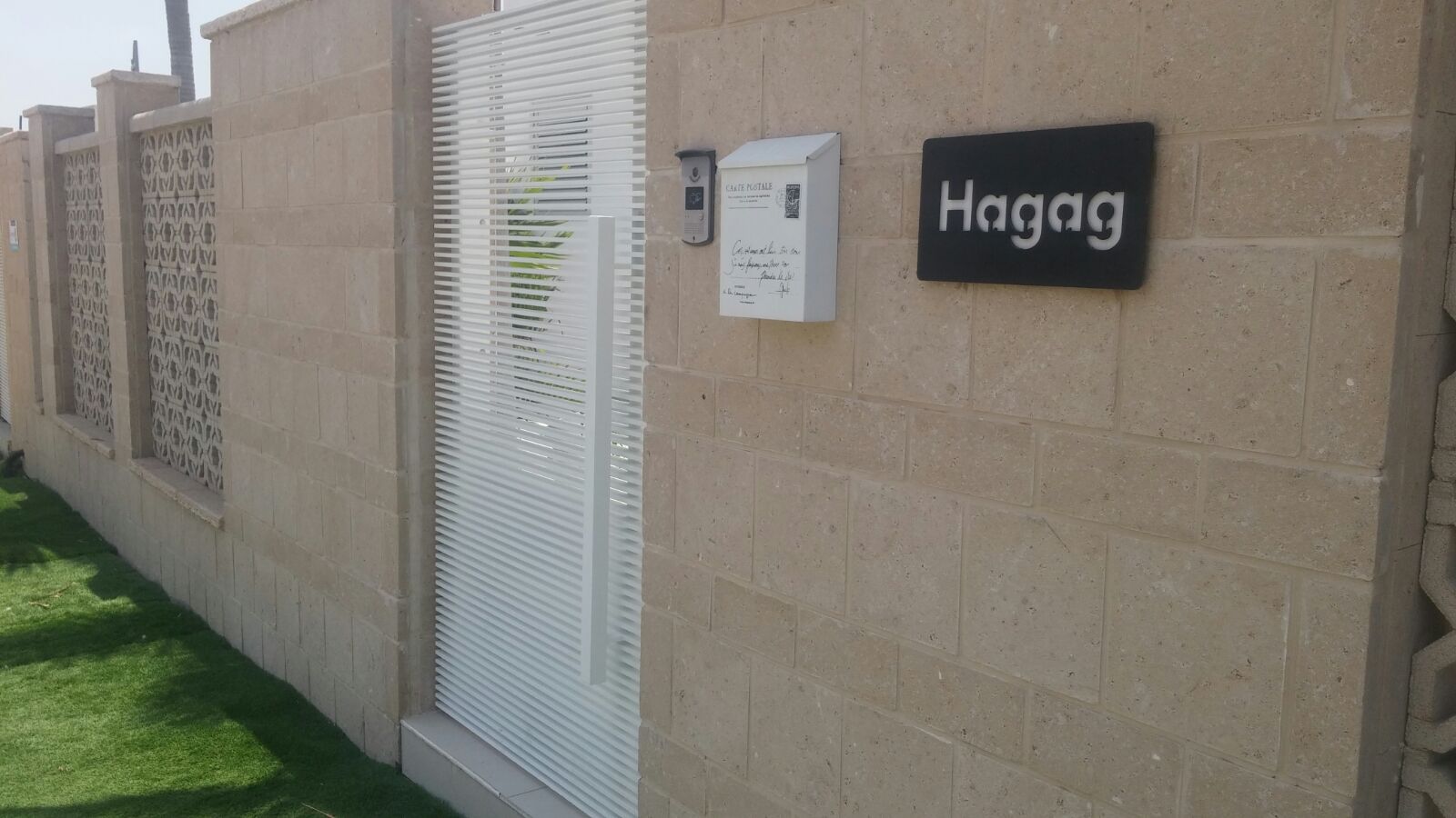 גדם הייטק צף פרימיום מפרופילים אופקיים 40\10 במרווחים 15 מ''מ בין פרופילים - צבע לבן 9016