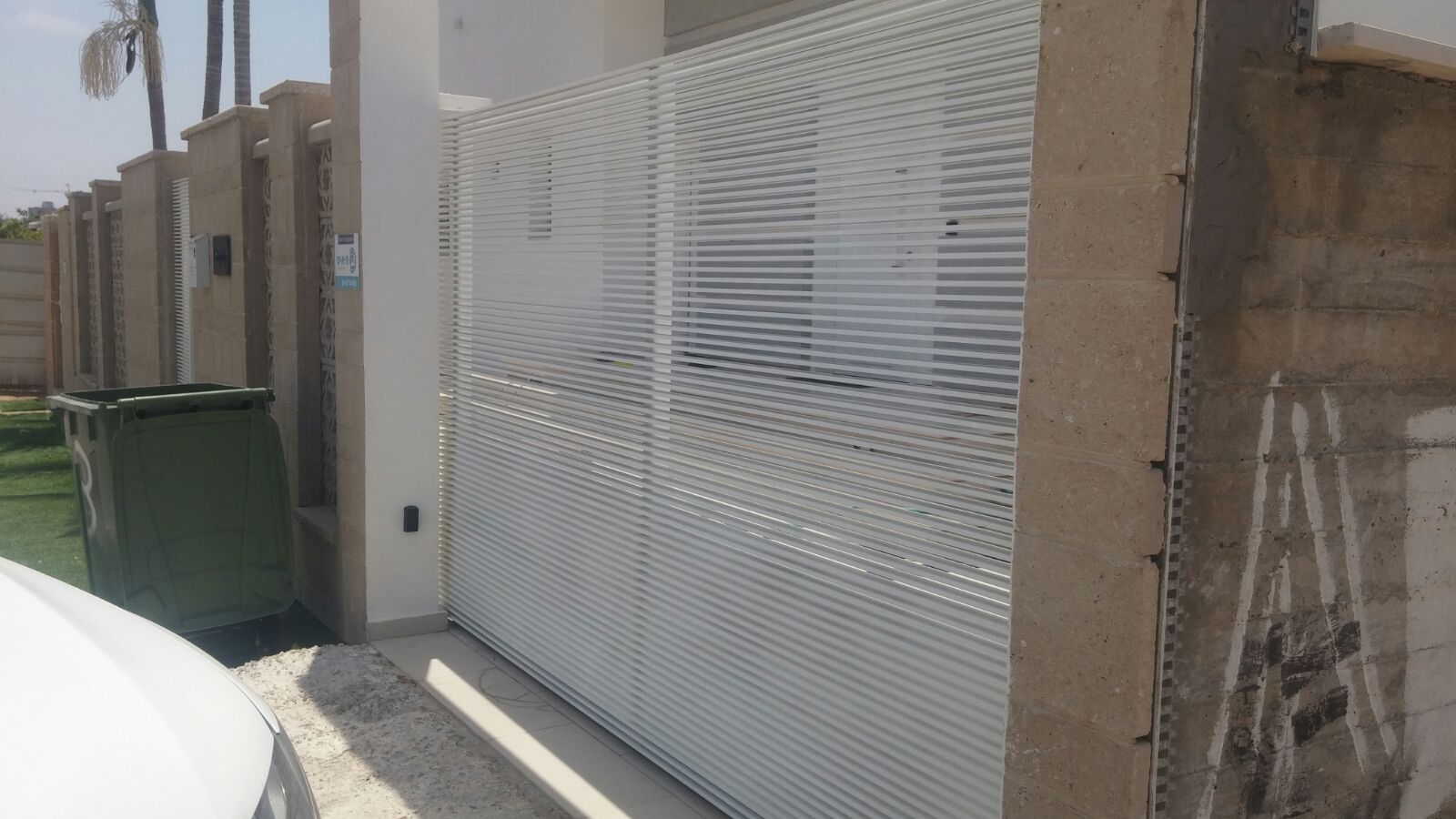 גדם הייטק צף פרימיום מפרופילים אופקיים 40\10 במרווחים 15 מ''מ בין פרופילים - צבע לבן 9016