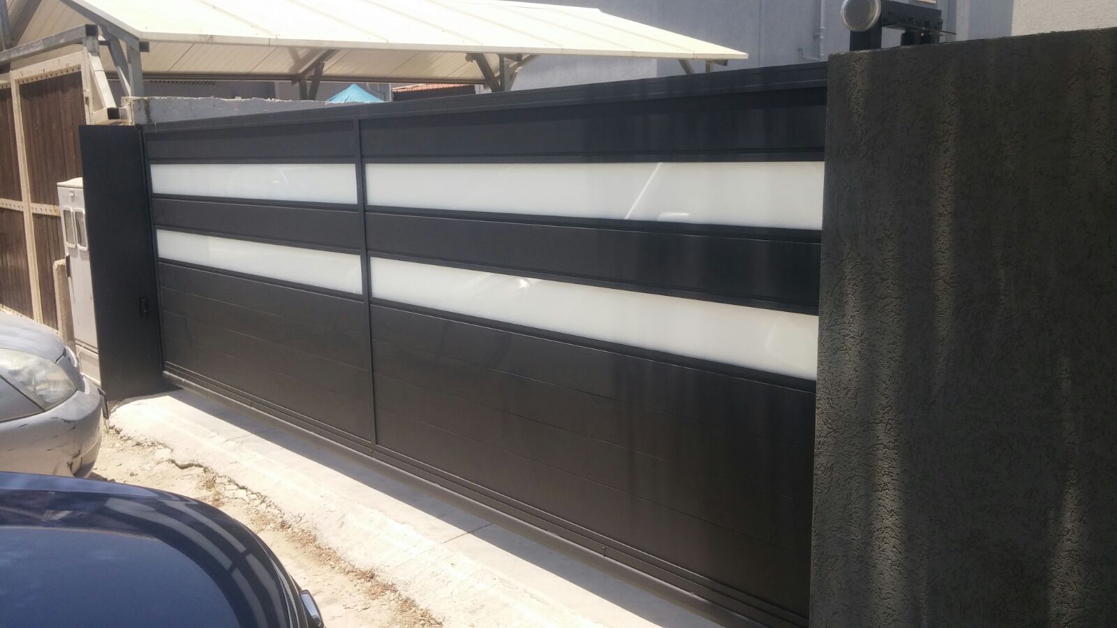 שער לרכב קונזולי ללא מסילה קבועה באדמה, דגם אטום משולב זכוכית - צבע 1200