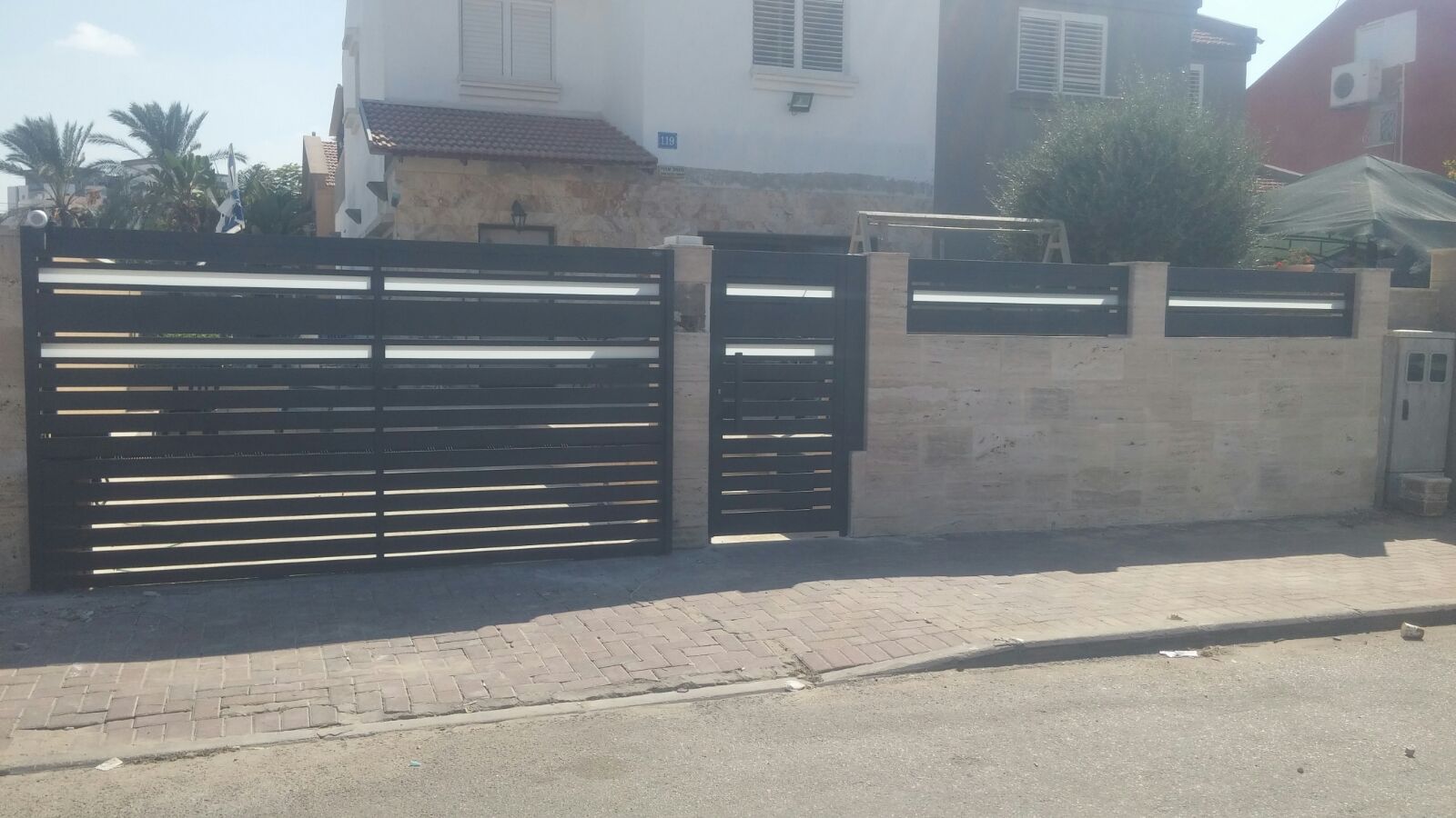 מערכת שערים משולב זכוכית  עם פסים  ברוחב 10 ס''מ ומרווחים של 2 ס''מ - צבע 1200