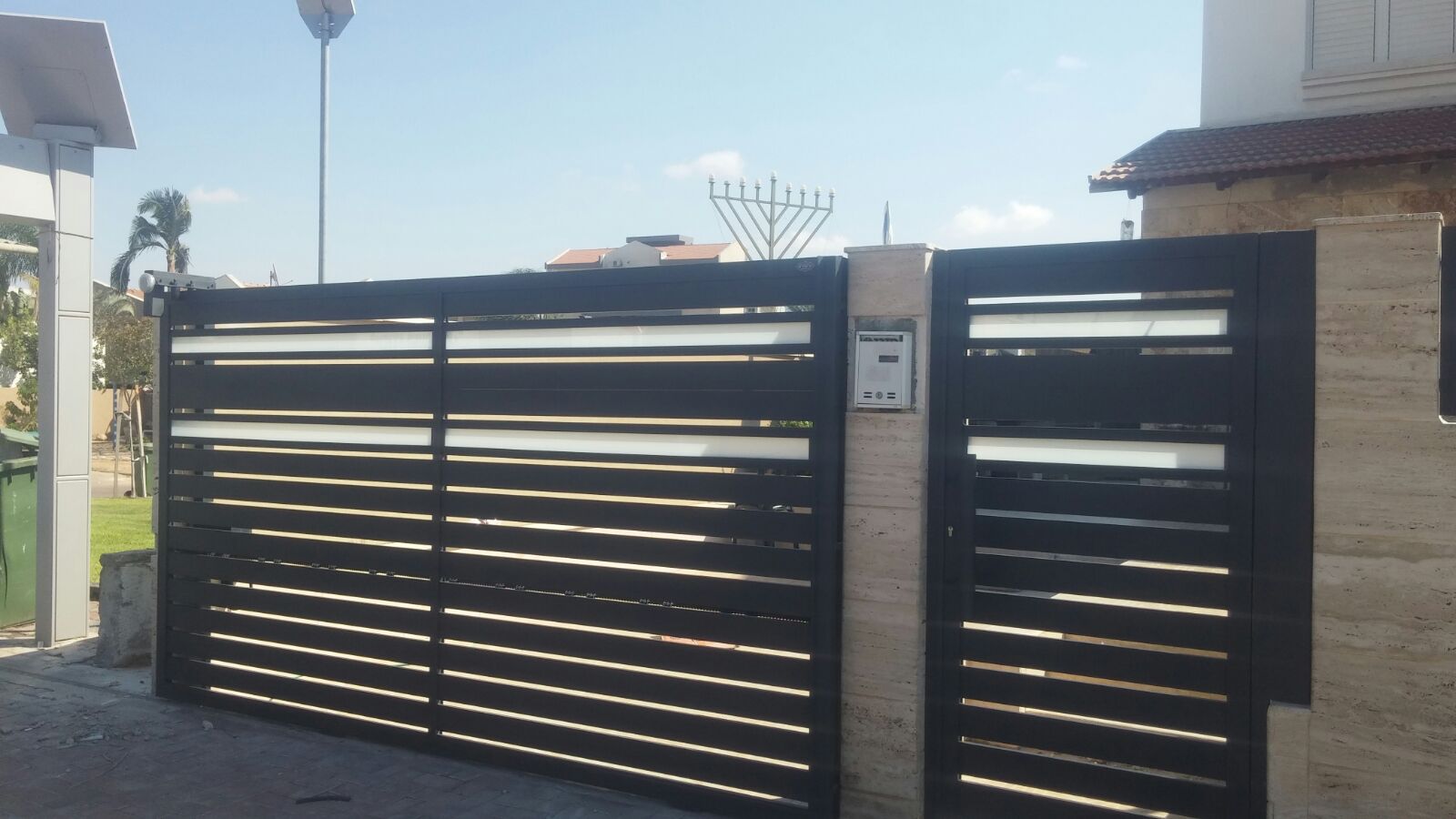 מערכת שערים משולב זכוכית  עם פסים  ברוחב 10 ס''מ ומרווחים של 2 ס''מ - צבע 1200