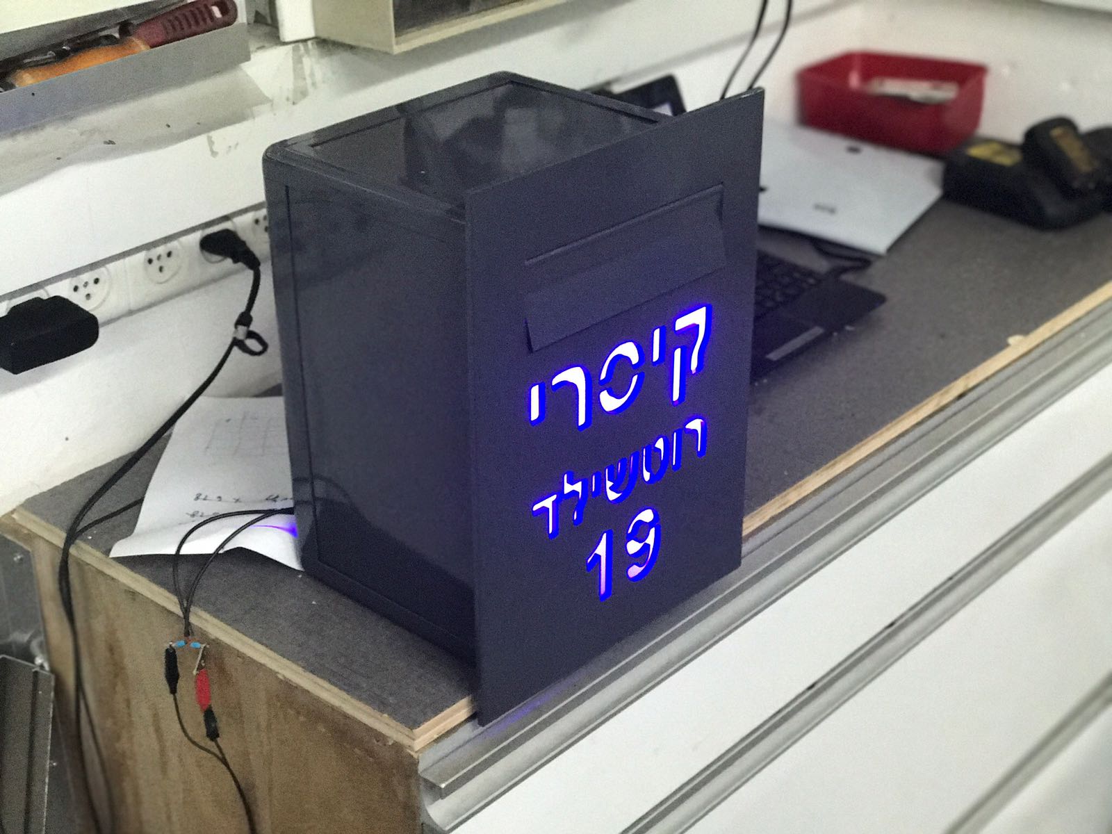 תיבת דואר דו צדדית,משולבת שלט כניסה לבית עם חיתוך בלייזר ושילוב טריפלקס חלבי ותאורת לד פנימית