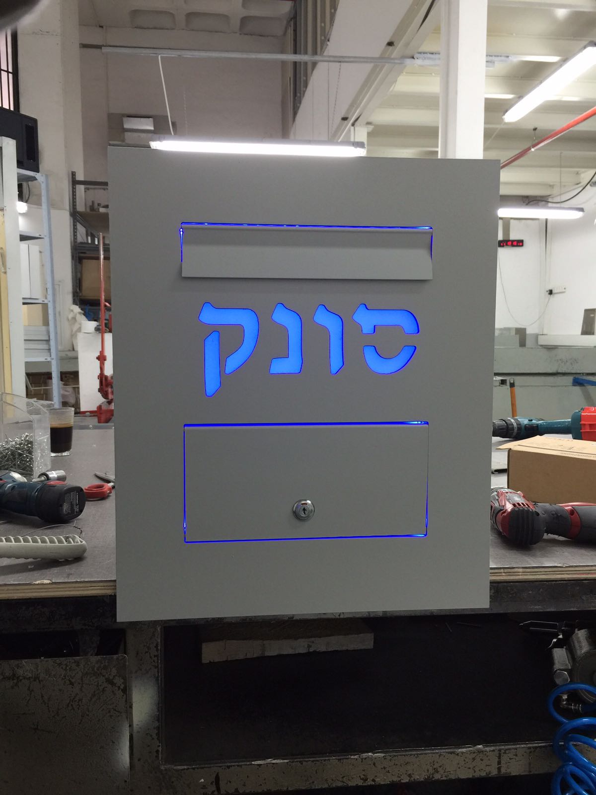 תיבת דואר משולבת שלט כניסה לבית עם חיתוך בלייזר ושילוב טריפלקס חלבי ותאורת לד פנימית