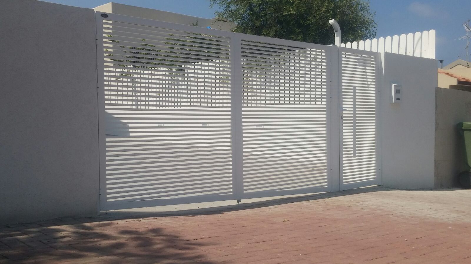 שערים דגם הייטק קלאסי  במרווחים 20 מ''ממותאם לרצפה משופעת - צבע לבן 9016