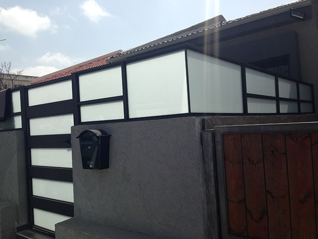 שער וגדר משולב זכוכית חלבית בהדגשה -צבע 9005