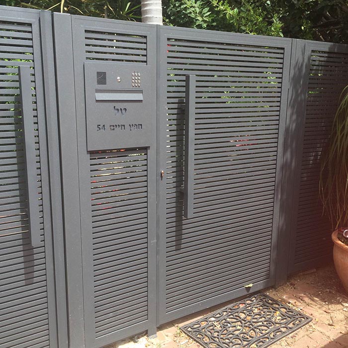 מערכת כניסה דגם הייטק רווח 10 מ.מ משולבת גדר קבועה ושער לרכב