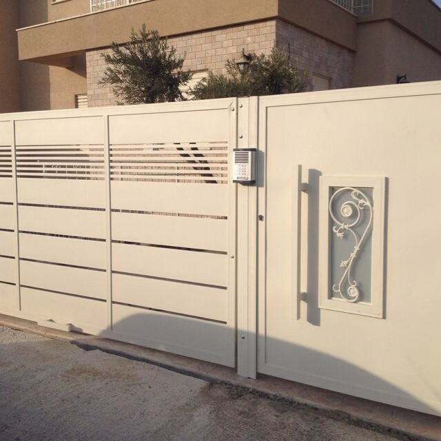 דלת כניסה בשילוב עיטור זכוכית ודלת מתרוממת הייטק משולב - צבע 2040