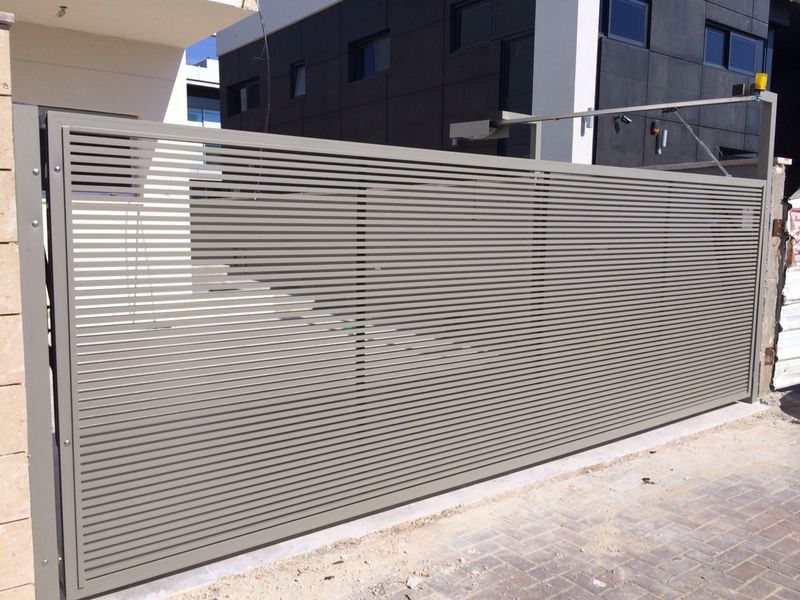 שער מתרומם דגם הייטק רווח 15 מ - צבע 7030