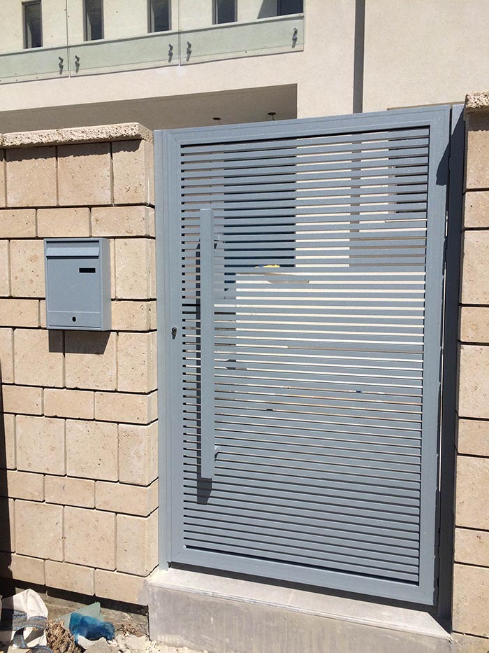 שער הייטק רווח 10 מ עם ידית מרובעת ארוכה - צבע 9006