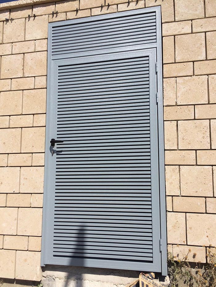 שער הייטק רווח 10 מ עם ידית מרובעת ארוכה - צבע 9006