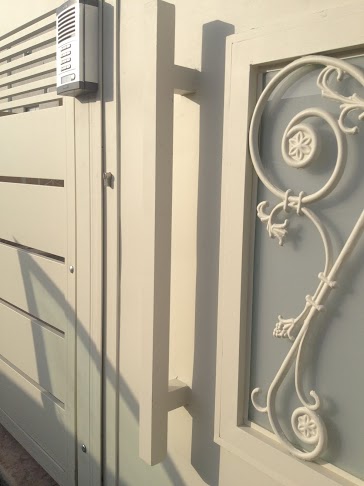 שער הייטק משולב זכוכית מעוטרת - צבע 9001