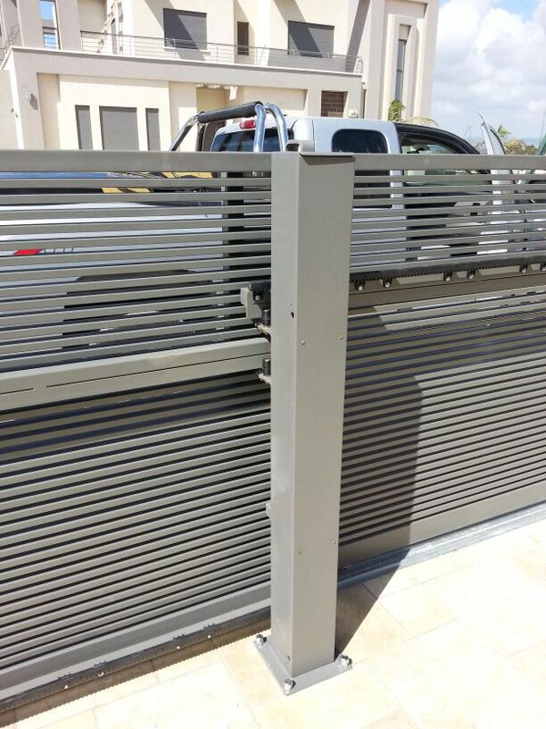 מערכת שערים עם עמוד מרכזי המניע 2 שערים נגררים תוצרת NICE